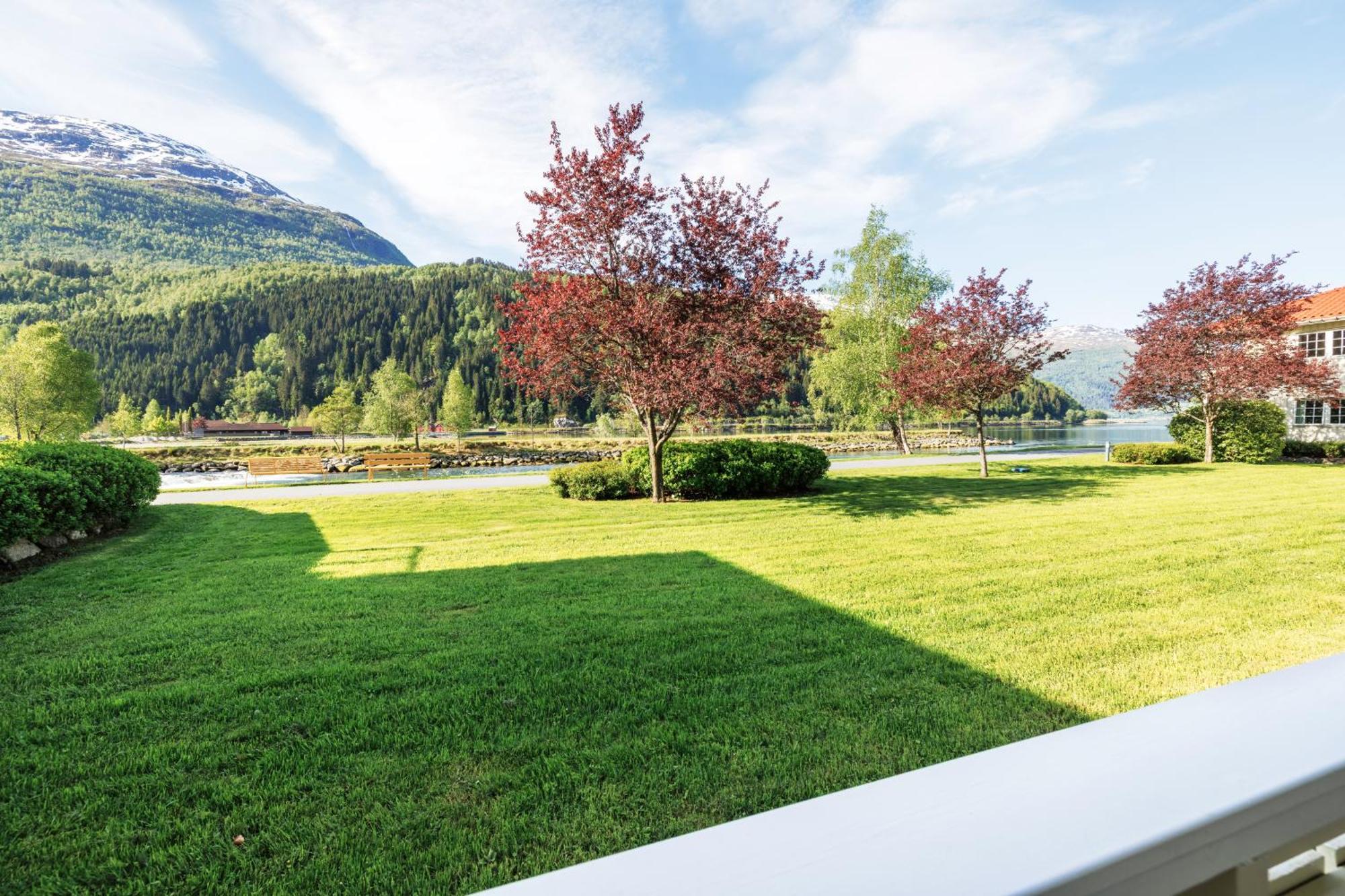Hotel Loenfjord Loen Buitenkant foto